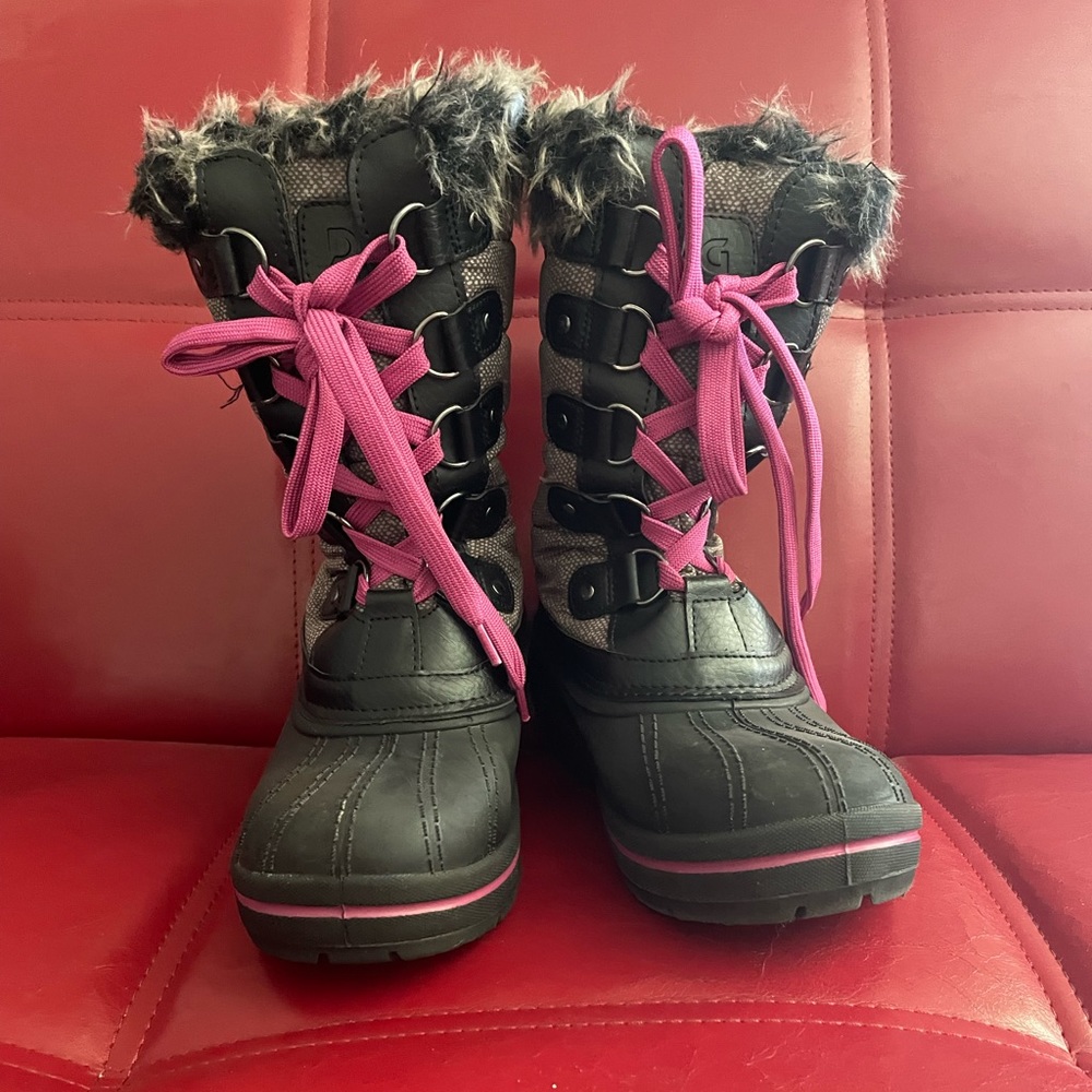 Girls Size 5 Snow Boots EUC (worn 1 time)